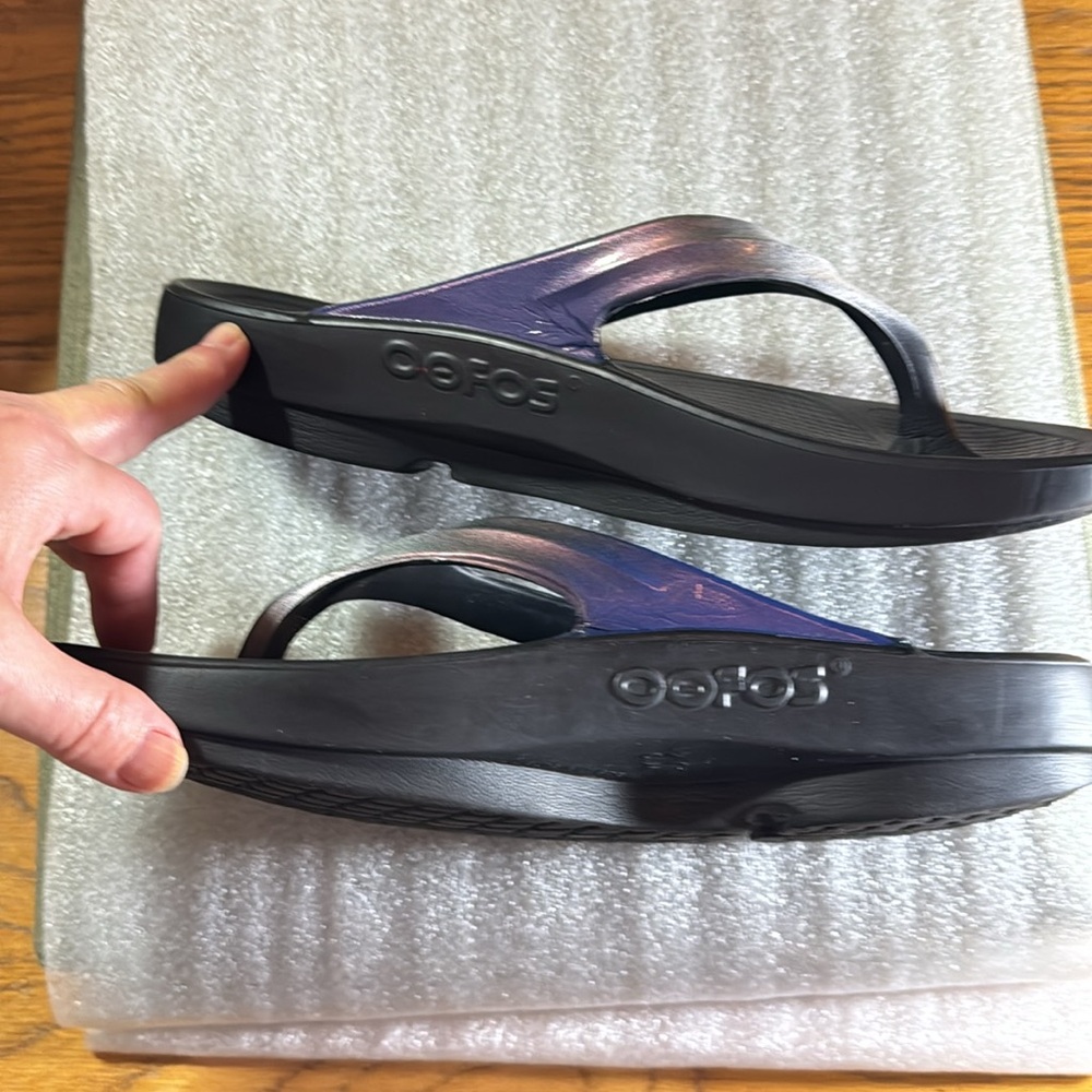 Womens size 10 Oofos recovery flipflops